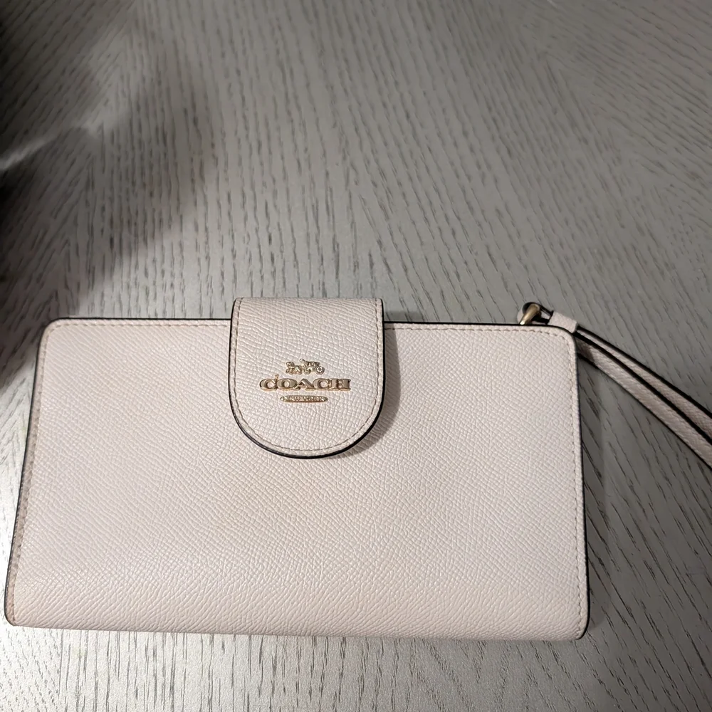 Gently Use Coach Cream Leather Wristlet - Picture 5 of 7
